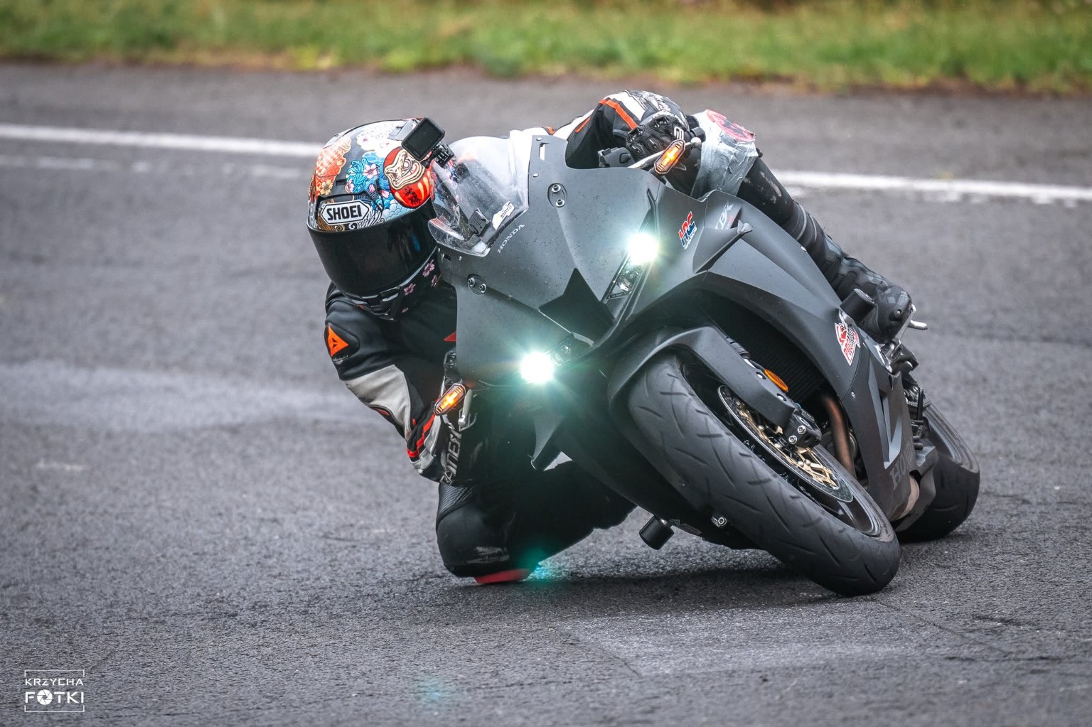 Motocyklista Moto Hordy w zakręcie na torze